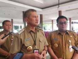 Pemerintah Kabupaten Wonogiri Siapkan Lahan 7,6 Hektare untuk Sekolah Rakyat  Wonogiri, 23 April 2025 – Dalam upaya meningkatkan akses pendidikan bagi masyarakat, Pemerintah Kabupaten (Pemkab) Wonogiri telah menyiapkan lahan seluas 7,6 hektare di Desa Selomoyo, Kecamatan Giriwoyo, untuk pembangunan Sekolah Rakyat. Usulan ini diajukan sebagai bagian dari program Kementerian Sosial RI.  Bupati Wonogiri, Setyo Sukarno, mengungkapkan bahwa lokasi yang telah ditentukan merupakan aset legal milik Pemkab Wonogiri. Sekolah rakyat ini direncanakan dapat menampung hingga 1.000 peserta didik, mulai dari tingkat Sekolah Dasar (SD) hingga Sekolah Menengah Kejuruan (SMK), dengan biaya pendidikan yang sepenuhnya gratis.  “Sekolah ini akan menjadi solusi bagi masyarakat kurang mampu, memberikan akses pendidikan berkualitas tanpa biaya. Selain itu, kami juga akan menyediakan fasilitas asrama untuk mendukung siswa yang membutuhkan,” jelas Bupati Setyo Sukarno saat konferensi pers di Pendopo Rumah Dinas, Selasa (22/4/2025).  Kepala Dinas Sosial Wonogiri, Anton Tiyas Harjanto, menambahkan bahwa Pemkab telah mempresentasikan kesiapan pembangunan sekolah rakyat kepada pemerintah pusat pada Rabu (16/4/2025). Menurutnya, proposal dari Kabupaten Wonogiri dinilai paling komprehensif di antara 300 daerah lain yang juga mengajukan usulan serupa.  “Sekolah rakyat ini akan memiliki enam rombongan belajar untuk SD, 12 rombel untuk SMP, dan 12 rombel untuk SMK. Ini adalah langkah penting untuk mengakomodasi anak-anak dari keluarga kurang mampu dan mereka yang putus sekolah,” ungkap Anton.  Anggaran untuk pembangunan infrastruktur dan fasilitas sekolah rakyat ini diperkirakan mencapai Rp180 miliar, yang akan dibiayai oleh Anggaran Pendapatan dan Belanja Negara (APBN). Rencana pembangunan mencakup 14 bangunan, termasuk gedung sekolah, asrama, rumah susun untuk guru, gedung ibadah, gedung serbaguna, dan kantin.  Fasilitas olahraga juga akan menjadi bagian dari sekolah ini, dengan adanya lapangan badminton, basket, sepak bola, serta jogging track. Selain itu, akan dibangun green house atau taman botani, serta pusat kegiatan usaha mikro kecil.  Meskipun semua persiapan telah dilakukan, Anton menekankan bahwa keputusan akhir mengenai persetujuan usulan ini berada di tangan Presiden RI Prabowo Subianto. “Kami berharap Wonogiri dapat terpilih sebagai lokasi sekolah rakyat. Namun, semua keputusan ada di tangan Presiden. Mari kita doakan yang terbaik,” tutupnya.  Dengan adanya inisiatif ini, Pemkab Wonogiri berharap dapat memberikan kontribusi signifikan dalam mengurangi angka kemiskinan melalui peningkatan akses pendidikan yang berkualitas bagi masyarakat.