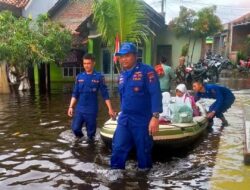 Ditpolairud Polda Jateng Jemput Anak Sekolah dengan Perahu Karet dan Truk Polisi di Tengah Banjir Sayung