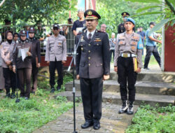 Berikan Penghormatan Terakhir, Wakapolres Gresik Pimpin Upacara Pemakaman Almarhum Iptu Soleh