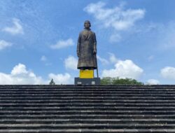 Diduga Oknum Petugas Jaga Monumen Jendral Sudirman Menarik Pungutan Liar Terhadap Pengunjung Yang Sedang Outbond