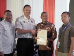 Menko Bidang Infrastruktur dan Pembangunan Kewilayahan RI AHY Serahkan Sertipikat Tanah Rakyat