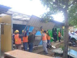 Langgar Aturan, Empat Warung di Atas Aset PT KAI Daop  7 Madiun Dibongkar