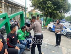 Operasi Patuh Semeru 2025, Polres Ponorogo Beri Helm Gratis untuk Ojol