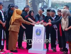 Menteri Kebudayaan RI Secara Langsung Hadiri Pemasangan Panel Kepala Merak di Monumen Reog Samping – Ponorogo