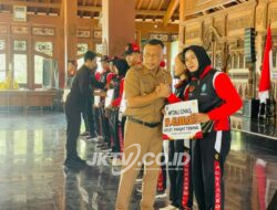 Kang Giri Secara Langsung Serahkan Bonus Kepada Atlet Peraih Medali Emas Porprov Jatim 2025 Sebesar Rp 45 Juta
