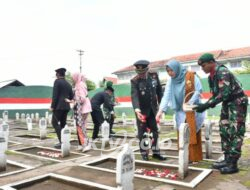 Kenang Jasa Para Pejuang Bangsa, Plt. Bupati Ponorogo Lisdyarita Tabur Bunga di Taman Makam Pahlawan
