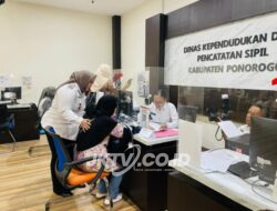 Plt. Bupati Ponorogo, Hj. Lisdyarita Tinjau Langsung Layanan Adminduk dan Pastikan Berjalan Normal