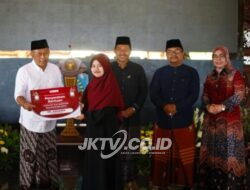 Peringatan Hari Santri 2025, Kang Bupati Sugiri Sancoko Serahkan Bantuan Alat Kesehatan untuk Pesantren