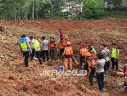 Polri Kerahkan 155 Personel, 4 Anjing Pelacak, dan Perkuat Operasi SAR Longsor Cibeunying 21 Warga Tertimbun