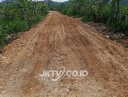 Pembangunan Jalan Rigid Beton BKD di Desa Clebung Dipertanyakan Warga, Material Diduga Mirip Lumpur