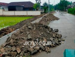 Proyek Uditc Dinas PU Bojonegoro di Clebung Dengan Urukan Paving Blok, Darimana Paving Blok Tersebut..?