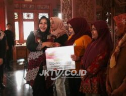 Bunda Lisdiarita Secara Langsung Salurkan Bantuan Tunai DBHCHT Rp 5,4 Miliar