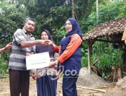 Kacabdin Pacitan Indiyah Nurhayati Salurankan Baznas Bedah Rumah Untuk Penjaga Malam SMKN Bandar