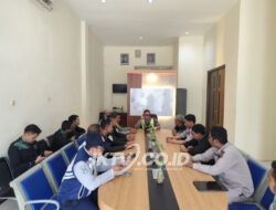 Tingkatkan Kamseltibcarlantas, Satlantas Polres Gresik Edukasi Driver Trans Jatim Lewat “Polantas Menyapa”