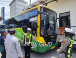 Satlantas Polres Gresik Sapa Driver dan Ramp Check Bus demi Keselamatan Penumpang