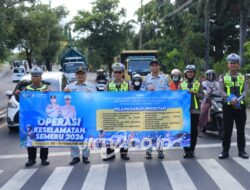 Satlantas Polres Gresik Gencarkan Edukasi Keselamatan, Pengguna Jalan Tertib Dapat Cokelat