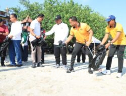 Dukung Program Presiden Prabowo, Forkopimda Gresik Gelar Aksi Bersih Pantai Dalegan