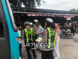 Pastikan Keselamatan Peziarah, Satlantas Polres Gresik Gelar Ramp Check Bus Pariwisata di Kawasan Sunan Giri