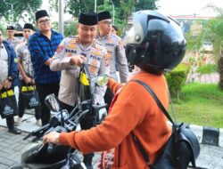 Ramadan Penuh Berkah, Polres Gresik dan Bhayangkari Turun ke Jalan Bagikan Takjil untuk Warga