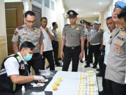 Pastikan Bersih Narkoba, Polres Gresik Gelar Tes Urine Personel