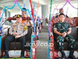 Kirab Adipura 2026 Meriah, Kapolres Gresik dan Forkopimda Kompak Naik Kendaraan Listrik