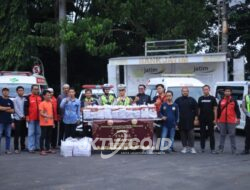 Sinergi di Bulan Suci, Satlantas Polres Gresik dan Driver Ambulans Bagikan Takjil di Depan Kantor Bupati