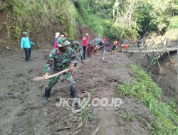 Longsor dan Banjir Terjang Balong, TNI-Polri dan Warga Bangun Jembatan Darurat  Ponorogo – Semangat gotong royong kembali terlihat di tengah musibah banjir dan tanah longsor yang melanda Dukuh Kates, Desa Pandak, Kecamatan Balong, Kabupaten Ponorogo, Sabtu (23/5/2026). TNI, Polri, pemerintah kecamatan, perangkat desa, hingga masyarakat setempat bahu-membahu membersihkan material longsor yang menutup badan jalan akibat luapan sungai.  Tak hanya fokus pada pembersihan, mereka juga membangun jembatan darurat dari sesek bambu sepanjang kurang lebih 10 meter sebagai akses sementara agar aktivitas masyarakat tetap dapat berjalan.  Danramil Tipe B 0802/09 Balong Kapten Czi Hadi Eko mengatakan, kegiatan tersebut dilakukan sebagai langkah cepat untuk memulihkan akses jalan dan membantu masyarakat agar tidak terlalu lama terdampak akibat bencana.  “Fokus kerja bakti hari ini ada dua, yakni lanjut membersihkan lumpur dan longsoran tanah yang menutup jalan, serta membuat jembatan darurat dari sesek bambu sepanjang 10 meter. Jembatan ini untuk membantu warga, karena jembatan yang lama hanyut,” kata Hadi di sela kegiatan.  Ia menambahkan, penanganan pascabencana dilakukan secara bertahap sejak hari pertama bencana terjadi. Menurutnya, tingginya intensitas hujan menyebabkan banjir dan longsor yang cukup parah di wilayah tersebut.  “Banjir dan longsor terjadi pada Rabu sekitar waktu subuh setelah hujan deras mengguyur semalaman. Sejak Rabu pagi itu kami sudah mulai langsung membersihkan material longsor, terutama batu-batu besar yang menutup akses jalan,” sebutnya.  Pama TNI AD itu menegaskan, semangat kebersamaan dan kepedulian seluruh unsur yang terlibat menjadi kekuatan utama dalam mempercepat penanganan pascabencana di wilayah tersebut.  Berkat kerja keras dan gotong royong yang dilakukan sejak pagi, material lumpur dan longsoran tanah akhirnya berhasil disingkirkan. Akses jalan pun mulai dapat dilalui kembali meski sementara masih menggunakan jembatan darurat.  “Alhamdulillah, berkat kebersamaan dan semangat gotong royong, seluruh sasaran dapat diselesaikan dengan baik. Untuk sementara warga juga sudah bisa kembali beraktivitas meskipun masih menggunakan jembatan darurat,” ujar Hadi.  Aksi cepat para prajurit jajaran Kodim 0802/Ponorogo tersebut pun mendapat apresiasi dari Danrem 081/DSJ Kolonel Arm Untoro Hariyanto. Menurutnya, kehadiran TNI harus mampu memberikan solusi dan manfaat nyata bagi masyarakat, terutama saat menghadapi situasi darurat dan bencana alam.  “Prajurit TNI harus selalu hadir di tengah kesulitan rakyat dan menjadi bagian dari solusi. Apa yang dilakukan anggota di lapangan merupakan bentuk nyata kepedulian serta pengabdian kepada masyarakat,” ungkapnya.  “Tak hanya berdampak, tetapi juga harus cepat seperti dalam aksi penanganan bencana alam yang terjadi di Balong,” imbuhnya.  Kolonel Untoro berharap, melalui sinergi antara TNI, Polri, pemerintah daerah, dan masyarakat, diharapkan proses pemulihan pascabencana di wilayah Balong dapat berjalan lebih cepat sehingga aktivitas warga kembali normal.