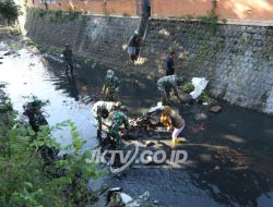Sinergitas TNI dan Warga Bangunsari Bersihkan Sampah di Bantaran Sungai