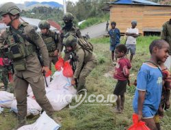 Bantuan Presiden RI Disalurkan kepada Pengungsi Agisiga, Satgas Ops Damai Cartenz Gelar Trauma Healing di Intan Jaya