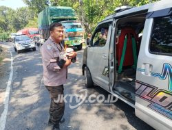 Tuai Pujian Warganet, Aksi Heroik Bhabinkamtibmas Polsek Bagor Selamatkan Bayi Korban Kecelakaan Bus di Nganjuk