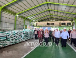 Kapolri Tinjau Pabrik Pupuk Batu Bara di Kampar, Lepas Distribusi 80 Ton Pupuk untuk Kelompok Tani Riau