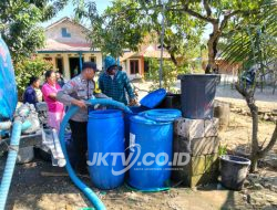 Polres Bojonegoro Salurkan 16 Ribu Liter Air Bersih untuk Warga Terdampak Kemarau di Ngambon