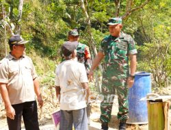 Demi Anak Cucu, Mbah Kabul yang Berusia 74 Tahun Ikut Bangun Jembatan Garuda