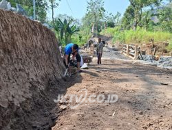 Sasar Kebutuhan Mendasar Masyarakat, Satgas TMMD Ke-129 Bangun Jembatan dan Talud Jalan di Desa Bulu Lor