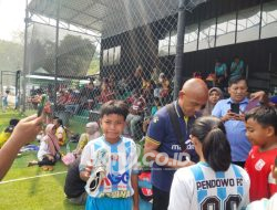 Simon Tahamata Penuh Semangat Layani Tanda Tangan Peserta Liga Top Skor Nasional