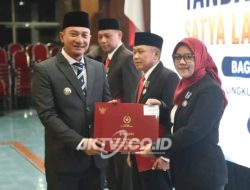 HUT ke-81 Republik Indonesia Bupati Serahkan Penghargaan Satya Lancana Karya Satya Kepada 113 PNS