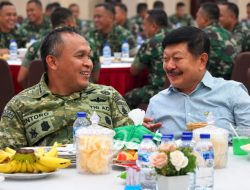 Hangatnya Kebersamaan, Danrem Untoro Makan Bareng Anggota dan Warga