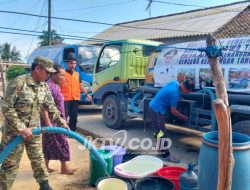 TNI-Polri dan BPBD Salurkan 24.000 Liter Air Bersih ke Warga Panggul
