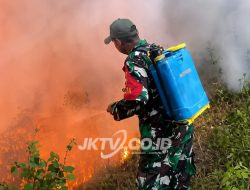 Prajurit TNI dan Warga Berjibaku di Tengah Kepungan Api Hutan Ngrayun