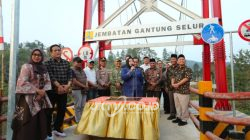 Bunga Desa Begulir di Selur, Bunda Lisdyarita Serap Aspirasi Warga dan Resmikan Jembatan Gantung