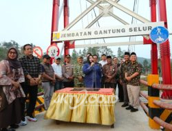 Bunga Desa Begulir di Selur, Bunda Lisdyarita Serap Aspirasi Warga dan Resmikan Jembatan Gantung