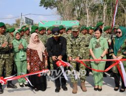 Perkuat Akses Warga, Karya Bakti TNI Bangun Jalan Beton di Desa Manding